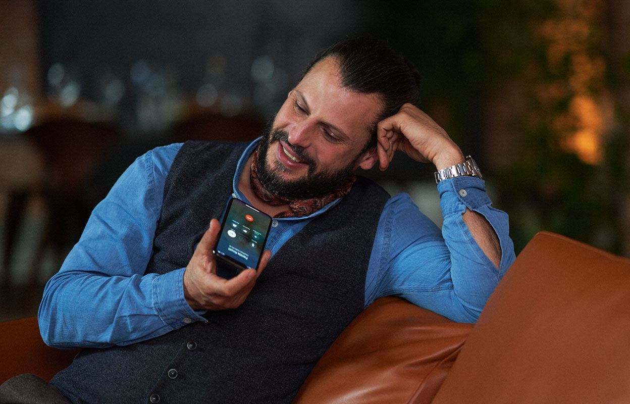 TOP BLUETOOTH CONNECTIVITY FOR STAYING IN TOUCH WITH EASE „Of course, in my job I‘m always on the go: a photo shoot in Berlin, a video production in Hamburg or a promotion in Munich. It‘s good that Styletto Connect is equipped with Bluetooth. That way I can always be reached by phone and can stay in touch with all the people that matter to me — whether it‘s making an appointment with my agent or simply chatting with friends.