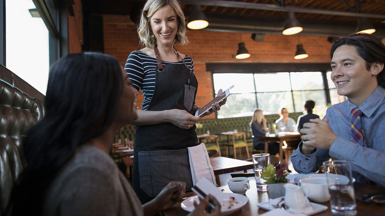 While dining out with friends, for example, Signia Xperience will make your conversation partners and the restaurant’s live background music sound crystal clear and in perfect harmony. And if a waiter approaches from behind and asks you if everything is to your liking, you can understand the waiter’s voice clearly while other restaurant guests’ voices remain softly in the background to prevent confusion and frustration.